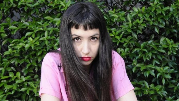 La siempre polémica Sofía Gala, presentó a su novia en Instagram y en topless.