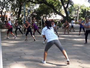 María Nieva guía la clase.