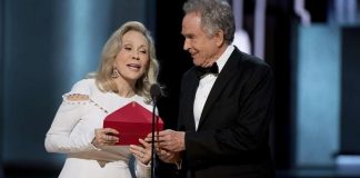 Tomá, leélo vos. Warren Beatty, un vivo más que un caballero, le pasa a Faye Dunaway el sobre y la tarjeta con el nombre de la ganadora... a mejor actriz.