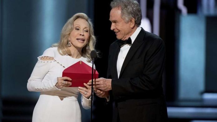 Tomá, leélo vos. Warren Beatty, un vivo más que un caballero, le pasa a Faye Dunaway el sobre y la tarjeta con el nombre de la ganadora... a mejor actriz.
