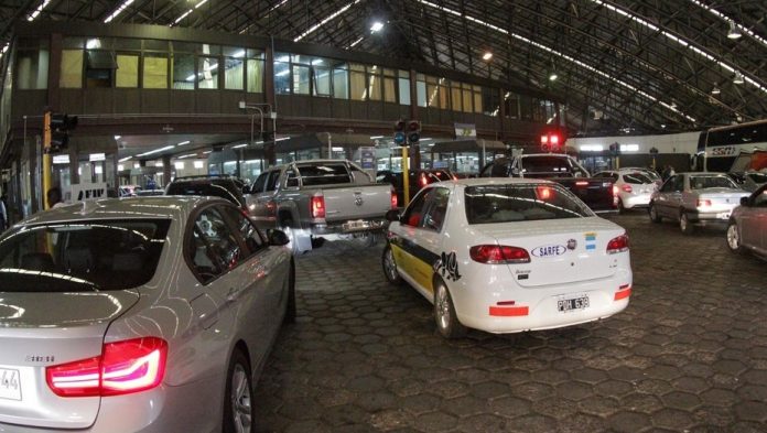 Mendoza. Aduana de Horcones, regreso turistas, de compras ,desde Chile.