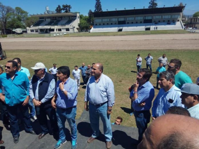 Juan Manzur junto a colaboradores preparando el día de la Lealtad Peronista.