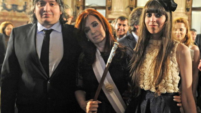Cristina Kirchner y sus hijos Máximo y Florencia.
