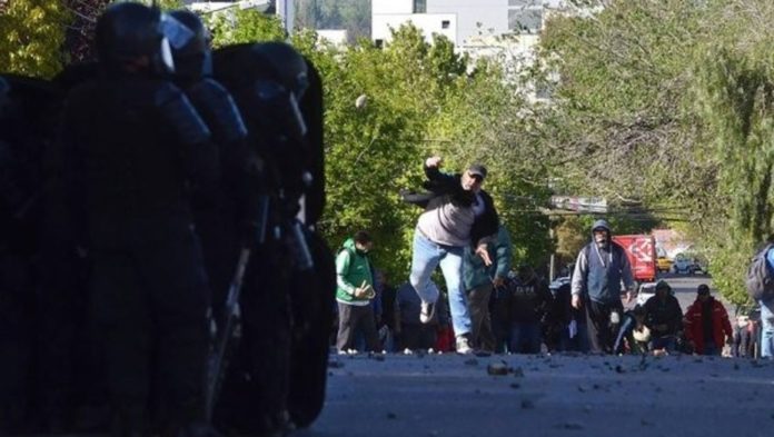 manifestaciones violentas en Neuquén.