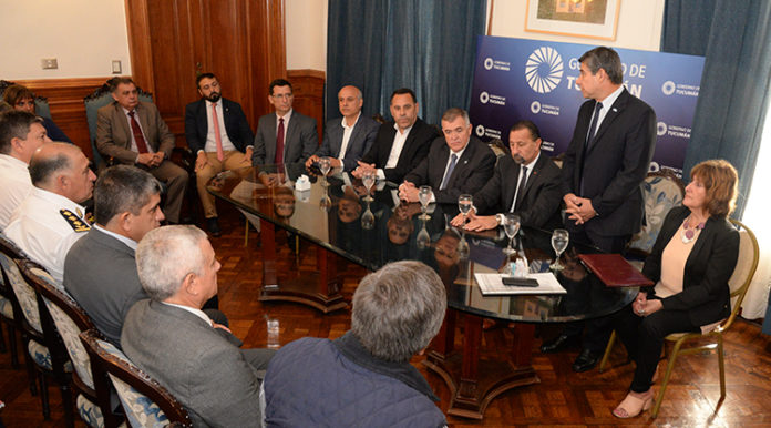 el-vice-gobernador-reunio-con-el-comite-de-seguridad-03 Jaldo junto al gabinete provincial.