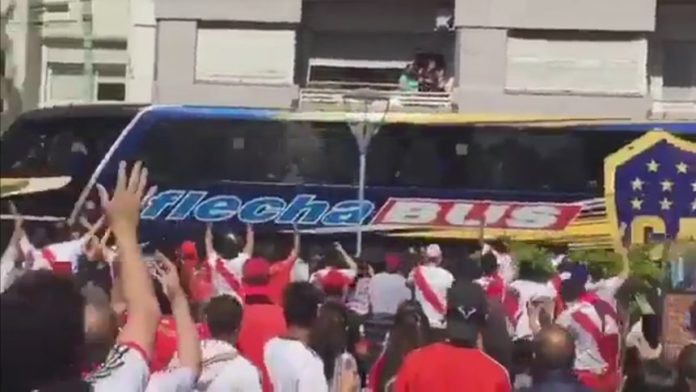 Ataque-al-micro-de-Boca-Juniors-al-llegar-al-Monumental