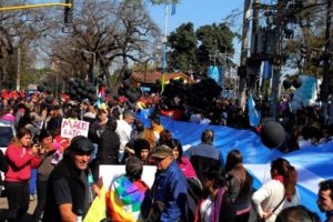 Los-Globos-Negros-del-Bicentenario-fueron-una-iniciativa-del-escritor-Alejandro-Gil