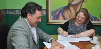 El-intendente-de-Las-Talitas-Carlos-Najar-firma-el-convenio-de-comodato-con-la-titular-del-Pami