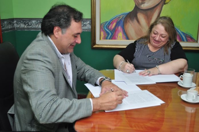 El-intendente-de-Las-Talitas-Carlos-Najar-firma-el-convenio-de-comodato-con-la-titular-del-Pami
