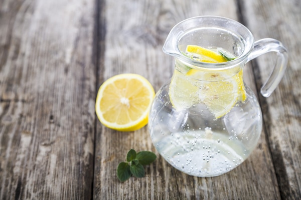 Agua con limon para la piel