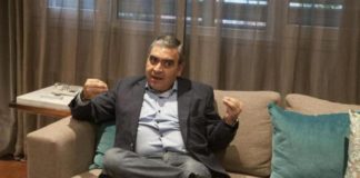 El-intendente-Germán-Alfaro-haciendo-señas-con-las-manitos