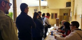 Gente-votando-en-las-elecciones.