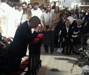 Macri-arrodillado-por-la-pobreza