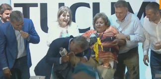 Macri-le-besa-el-pie-a-Manuela-Ledesma