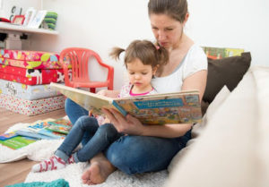 Madre-leyendo-con-su-hija