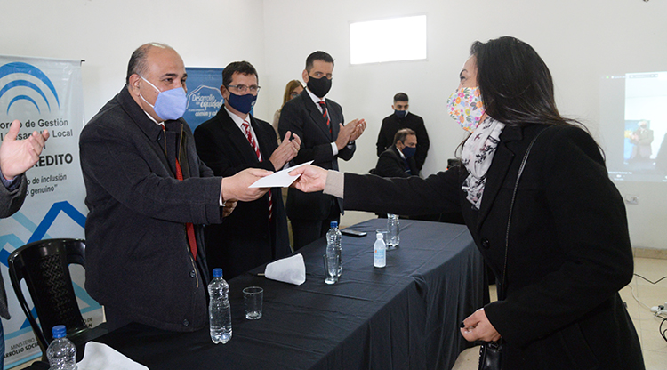 Manzur-Entrega-Microcreditos