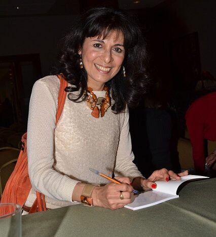 Nancy Olivera firmando libros