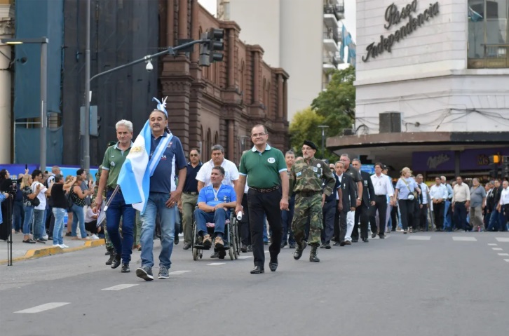 066de4ce-43a2-4478-aed4-08a10ac28eae desfile