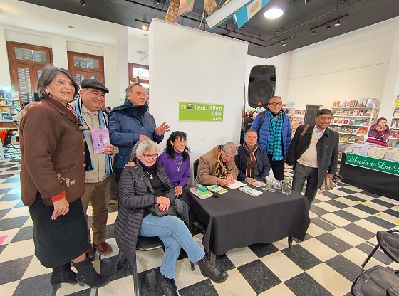 Doce poetas por jueves grupal chica