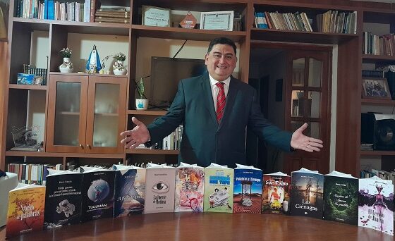 Manuel Rivas con los libros publicados