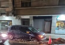 La ciudad que no queremos!!! Un auto cayó en un pozo en pleno centro choque