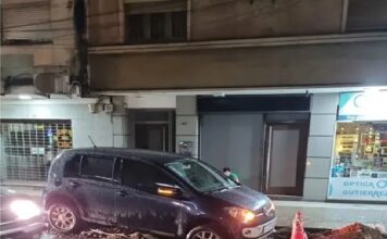 La ciudad que no queremos!!! Un auto cayó en un pozo en pleno centro choque