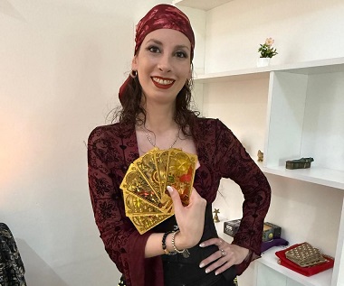 Lunaleria con las cartas chica