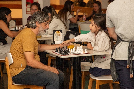 Pablo Donzelli jugando ajedrez chica