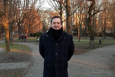 Tomasz Sadlik cuerpo entero 2 chica