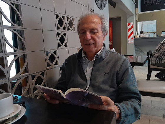 Víctor Hugo Ledesma leyendo chica