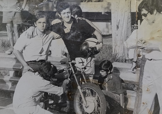 Gringo poniendo bujía chica