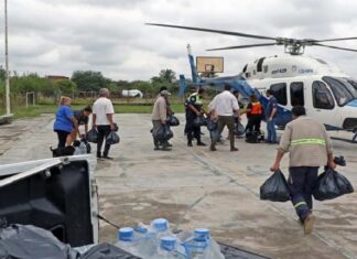 El gobierno asiste por tierra, aire y agua a los afectados por las inundaciones ayuda inundados