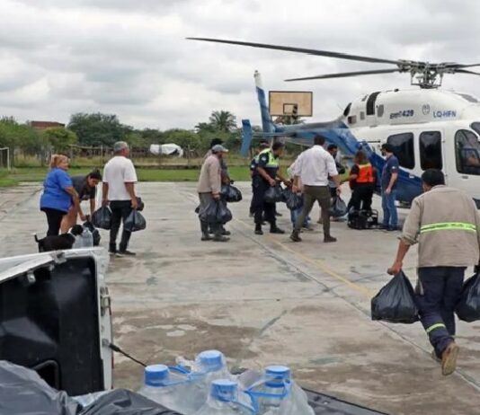 El gobierno asiste por tierra, aire y agua a los afectados por las inundaciones ayuda inundados