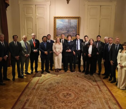 Milei analiza convocar a todos los mandatarios provinciales, excepto los más opositores gobernadores
