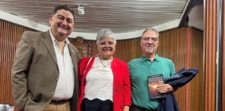 “Universos infinitos” de Julio Molina generó un big bang de poesía en su presentación oficial