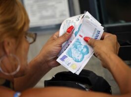 Los salarios registrados volvieron a quedar por debajo de la inflación en marzo