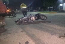Buscan al conductor que embistió y dejó tirados a dos motociclistas en Alberdi choque