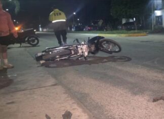 Buscan al conductor que embistió y dejó tirados a dos motociclistas en Alberdi choque