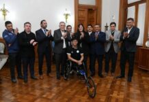 Jaldo entregó una silla de ruedas deportiva a un atleta paralímpico jaldo