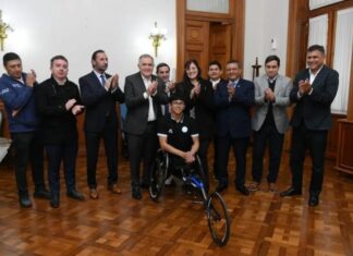 Jaldo entregó una silla de ruedas deportiva a un atleta paralímpico jaldo