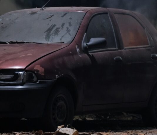 Hallan muerta a una mujer dentro de un auto calcinado y con una soga al cuello crimen