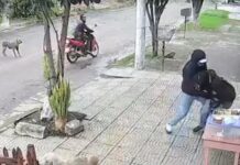 Golpearon a un joven vendedor en un intento de robo en la puerta de su casa robo