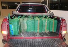 Mucha droga sin vigilancia arriba de una camioneta en una estación de servicio droga