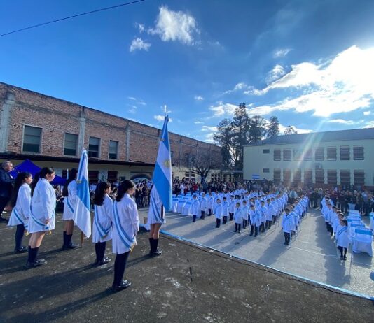 La Escuela Normal de Monteros se vistió de celeste y blanco en el Día de la Bandera
