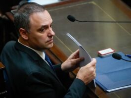Nuevos gastos de Adorni: investigan si usó a una empleada para hacer compras por $8.000.000