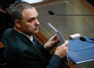 Nuevos gastos de Adorni: investigan si usó a una empleada para hacer compras por $8.000.000