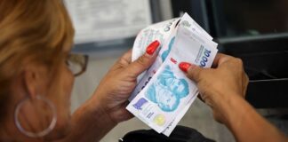 El salario mínimo vale menos que en 2001 y debería triplicarse para recuperar su poder de compra