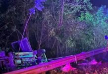 Accidente en la Cuesta del 25: volcó una camioneta y sus ocupantes quedaron atrapados accidente