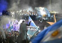 La Selección llegó al país y una multitud saludó al plantel