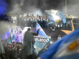 La Selección llegó al país y una multitud saludó al plantel